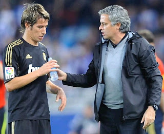 Mourinho talks to Coentrao during a Real Madrid game