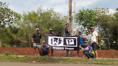 Bantu Penerangan Warga Menuju Masjid, Komunitas Pemuda Weron People Pasang Lampu Tenaga Surya