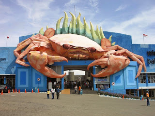 patung kepiting lamongan