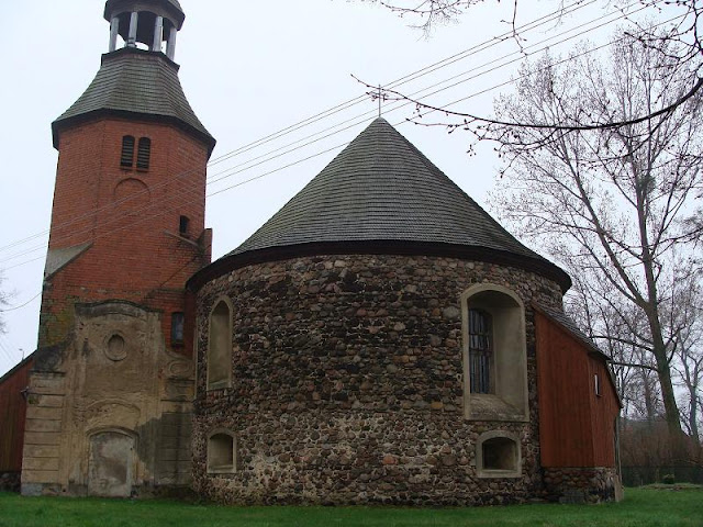 Późnoromańska rotunda (XIII wiek) w Stroni