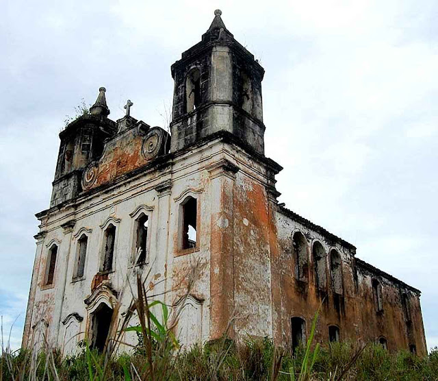 Igreja de Nossa Senhora de Nazaré, São Cristóvão. Abandonada como muitas outras, mas o que importa é o bioma!