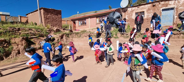 Wir danken allen Spendern im Namen der Schüler der Q'araqochi-Bildungseinheit in Bolivien. Ich bringe Gottes Wort und Unterstützung in Form von Schulmaterial für die Schüler der Bildungseinheit.