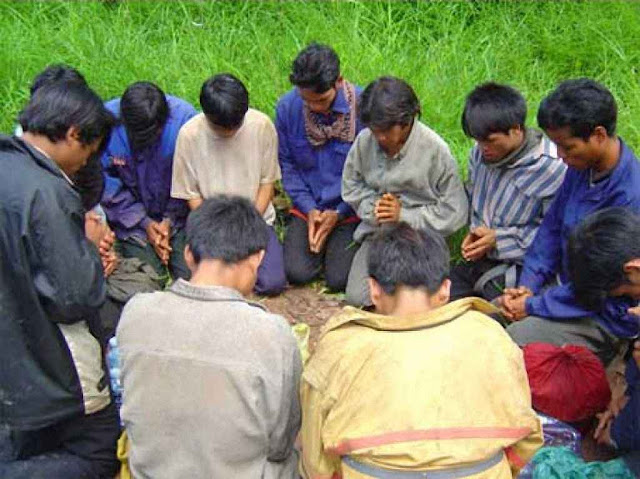 No Vietnã, os habitantes das montanhas vão rezar no meio do campo.