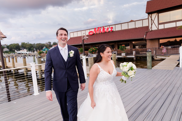 Annapolis Wedding at Michael's on the South River photographed by Heather Ryan Photography