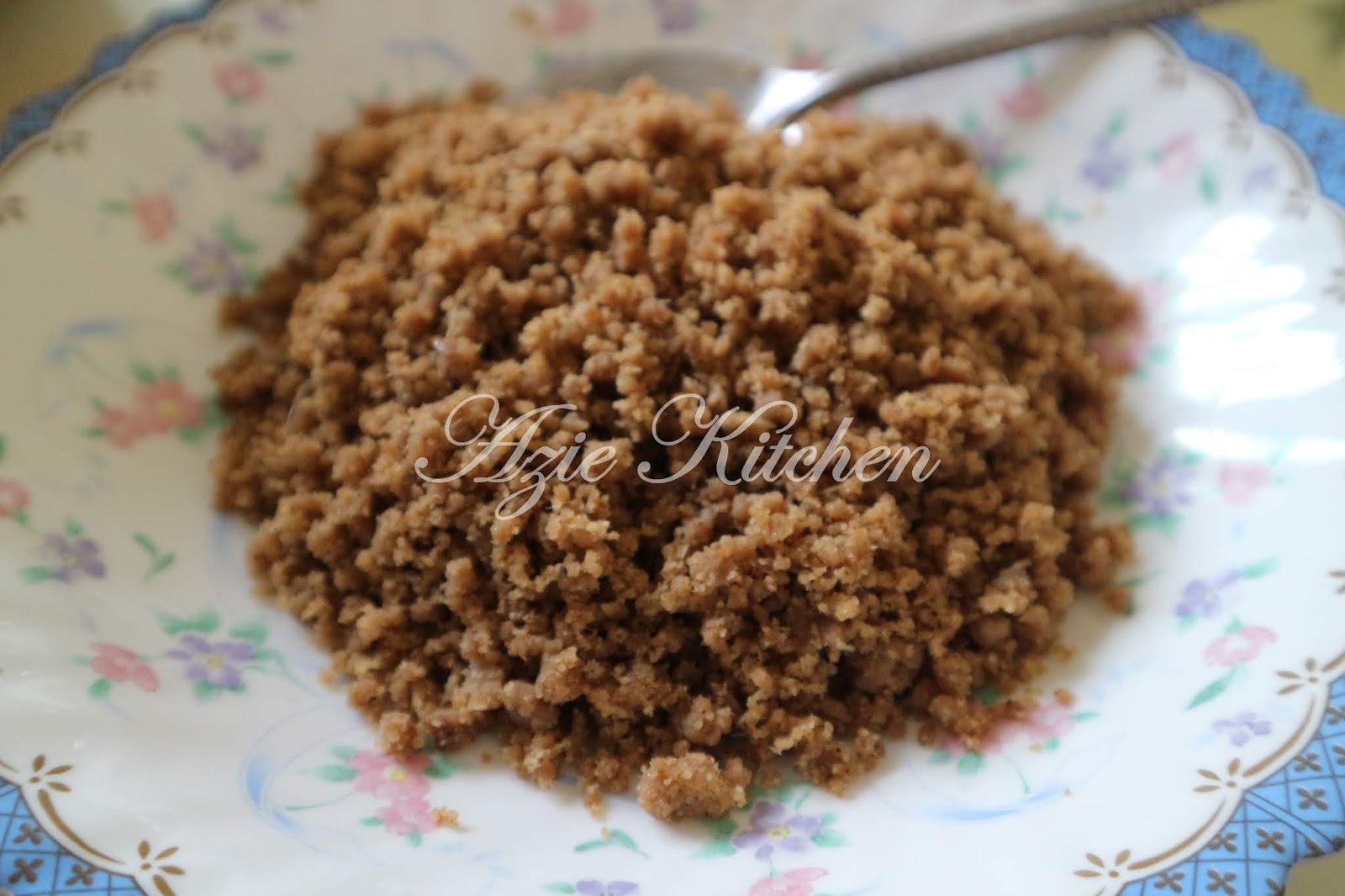 Nasi Dagang Kelantan Dengan Set Lauk Pauk Yang Lengkap 