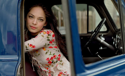 Kristin Kreuk Hollywood Top Actress Wallpaper