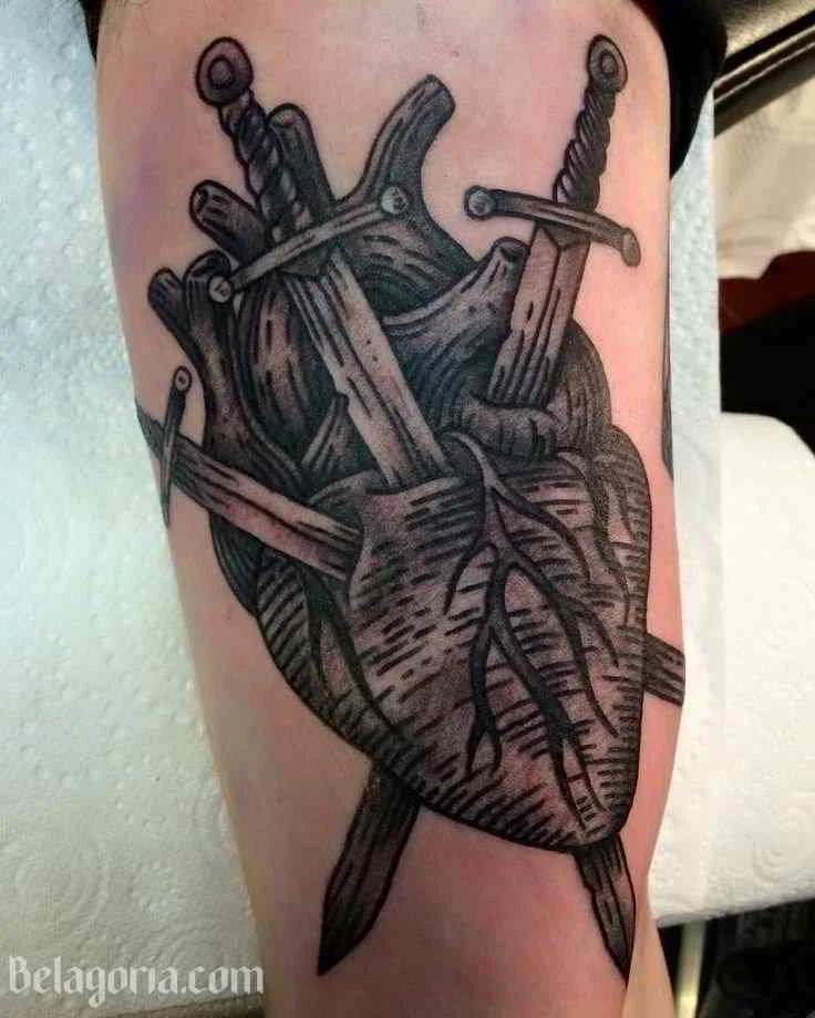 Un tatuaje de espada para mujer