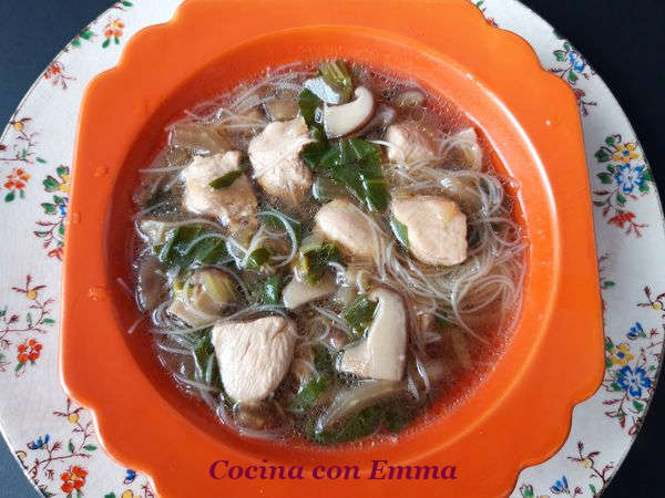 Sopa china de pollo con pak choi y shiitake