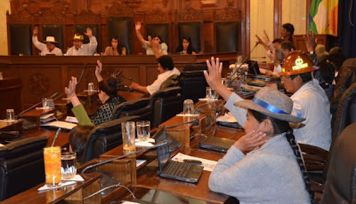 Senado rinde homenaje a instituciones musicales del carnaval de Oruro