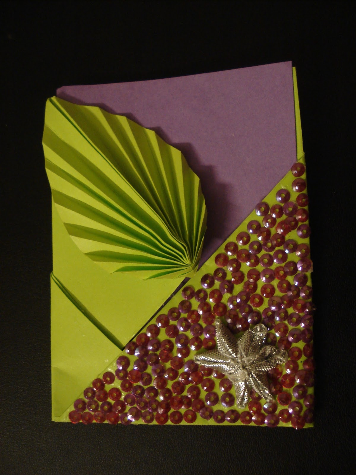 Nidzy's Craftilicious Endeavours: Tutorial: Easy Origami Leaf Pocket