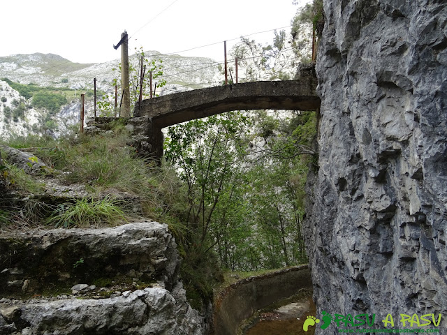 Canal de Reñinuevo: Puente sobre el canal