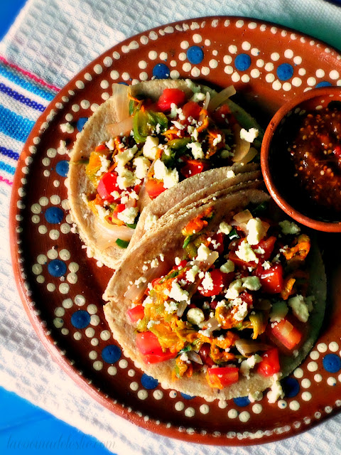 Tacos de Flor de Calabaza - lacocinadeleslie.com 