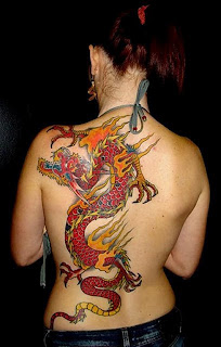 Dragão feio nas costas da mulher