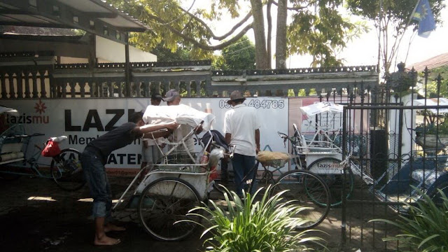 Proses Pemasangan Branding Lazismu Jember di Becak-2