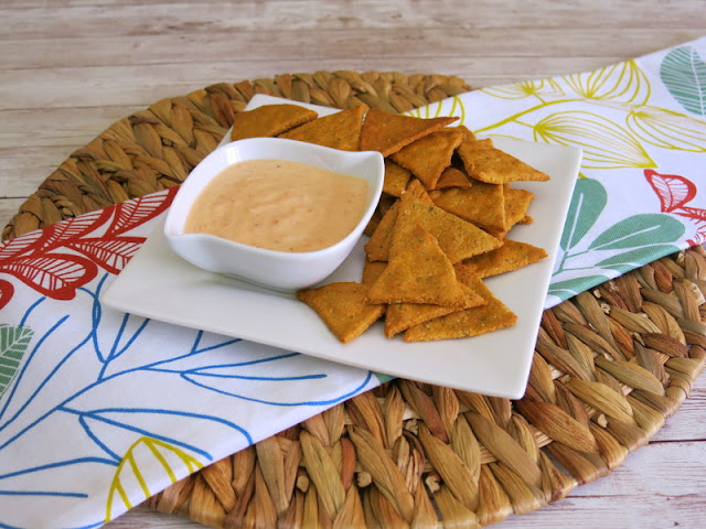 DIP DE QUESO Y PIMIENTO CON NACHOS DE GARBANZO