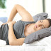 Πώς να ξαπλώσετε για ύπνο αν πονάει η μέση σας.