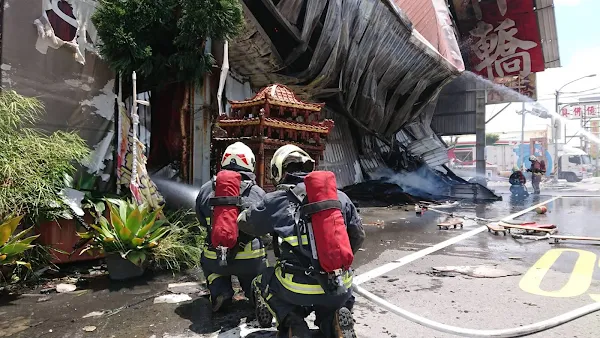 秀水彰鹿路家具行遭祝融吞噬 燒毀4連棟鐵皮屋無人員傷亡