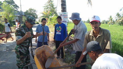 Bersama warga, Babinsa Koramil-01/Gantarang Kodim 1411/Bulukumba Korem 141/TP, Perbaikan Jalan Desa