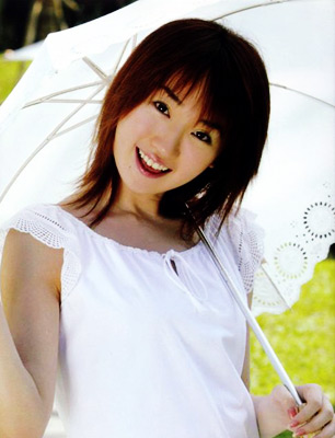 Foto de Nana Mizuki con sombrilla