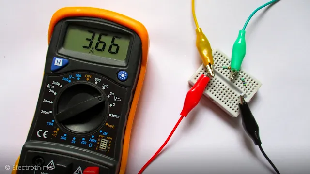 The measured voltage value of resistor R1 has been displayed on the digital multimeter.