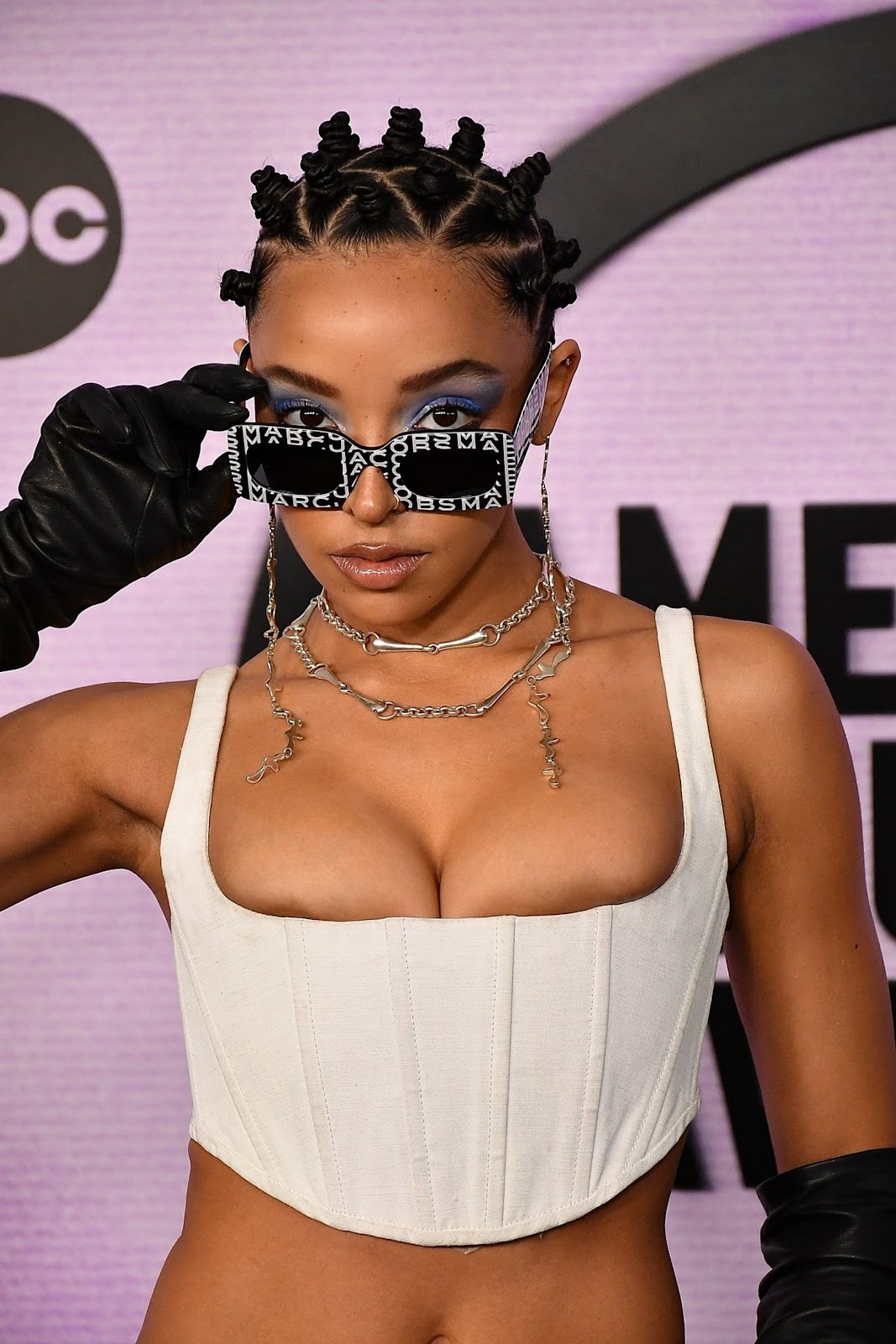Tinashe Areola Nip Slip at the 2022 American Music Awards!