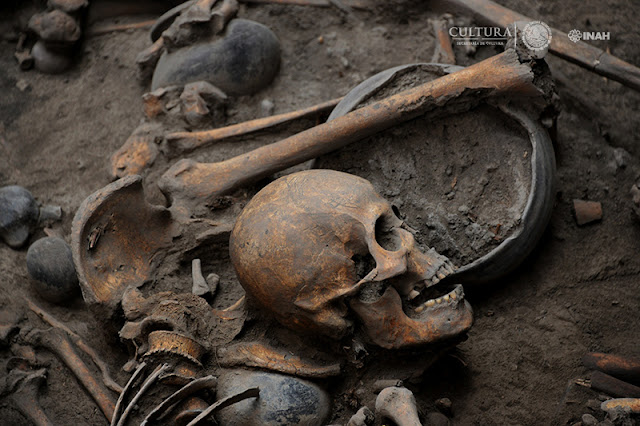 2,500-year-old mutliple burial with interlocked skeletons found in Mexico