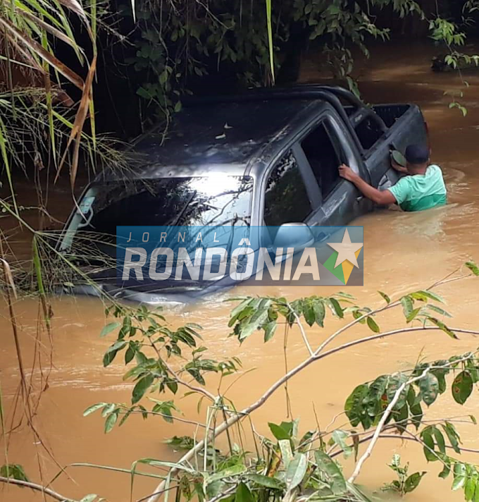 Motorista perde o controle do veículo e cai em bueiro na BR-364, próximo a Nova Califórnia