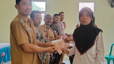 Embi Darwanda  Kepala Kampung Karya Jaya Bagikan BLT - DD Ke 23 KPM ,