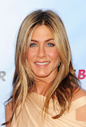 Jennifer Aniston does the sun kissed/ well defined eye brow to perfection!