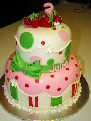 Strawberry Birthday Cake on Strawberry Shortcake Cake   This Was For A Cute Little 3 Year Old  I