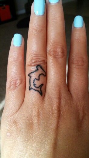 hammerhead-shark-finger-tattoo