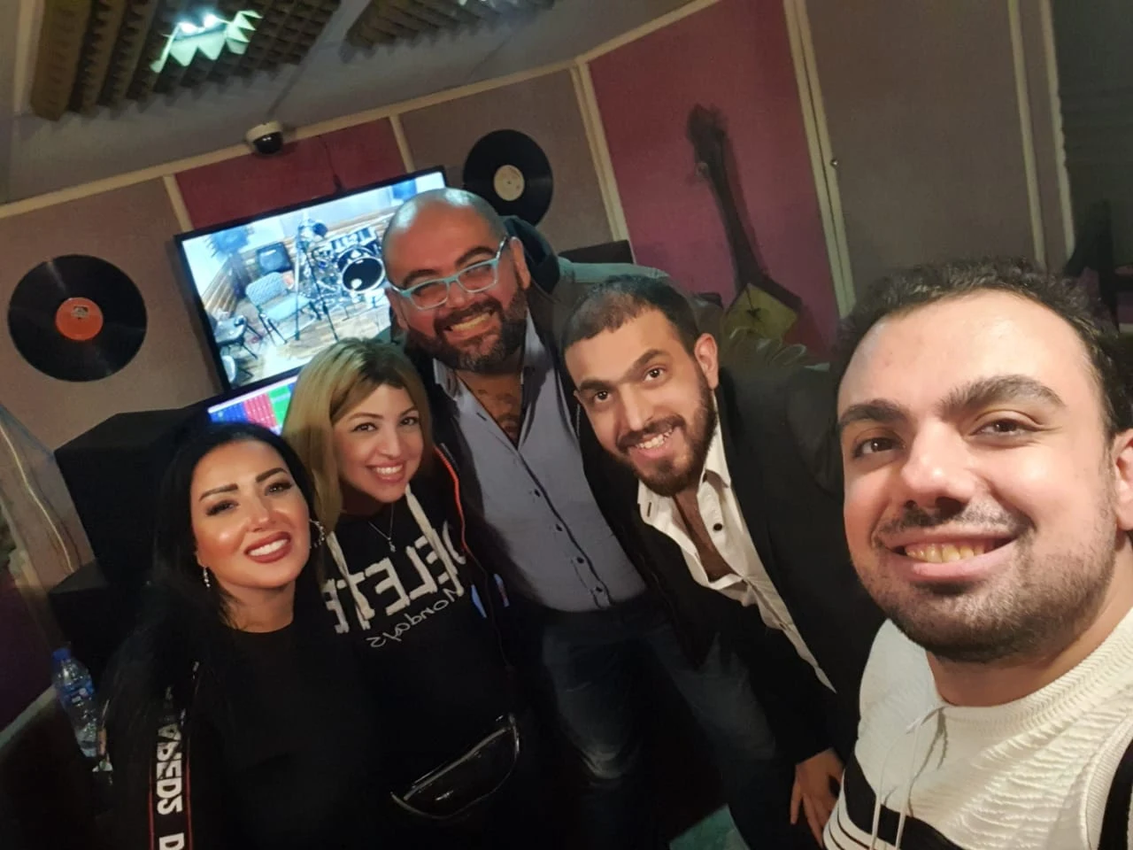 بالصور.. راؤول ينتهي من اغاني مسرحية "يا تصيب يا تخيب" لأحمد ادم وسمية الخشاب