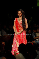 Sonakshi, Sinha, walks, the, ramp, for, Jyotsna, Tiwari, at, the, Aamby, Valley, Bridal, Fashion, Week