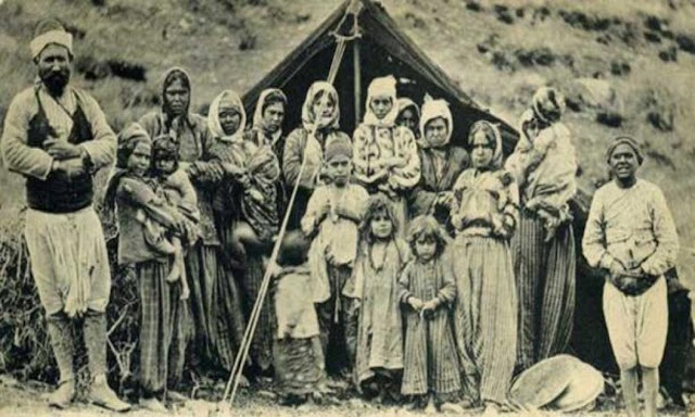 Открытка с изображением группы цыган перед своей палаткой в Смирне