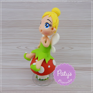 Miniatura Tinker Bell (Sininho) sentada no cogumelo - Enfeite de mesa de festa infantil - Paty's Biscuit