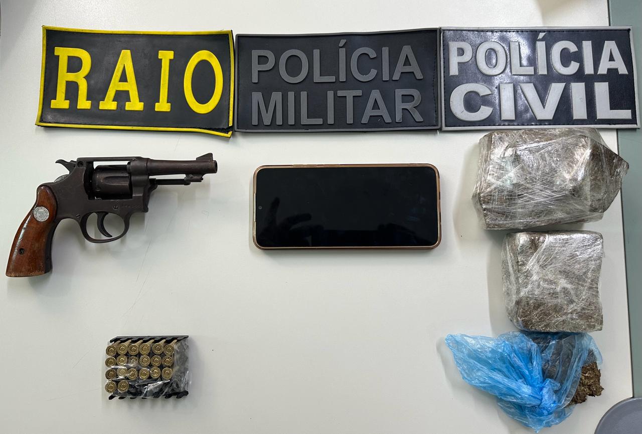 Polícia apreende arma e drogas escondidas em chiqueiro em Jaguaruana