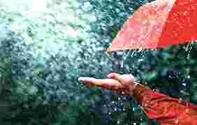 यहाँ बारिश हो रही है, ये बूंदें आपको मुबारक! बेमौसम बारिश शायरी Shayari On Rain