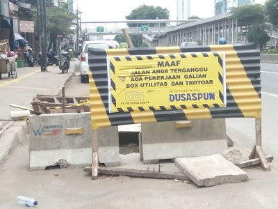 papan peringatan Maaf Jalan Anda Terganggu