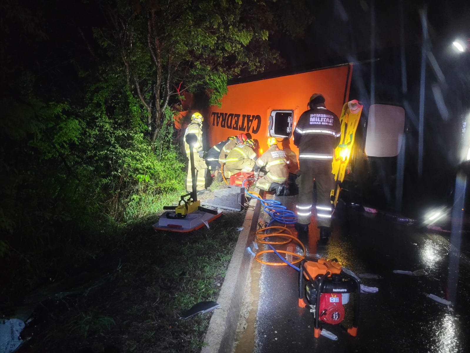 Carro bate de frente com cegonheira na BR-251 e duas pessoas morrem, Grande Minas