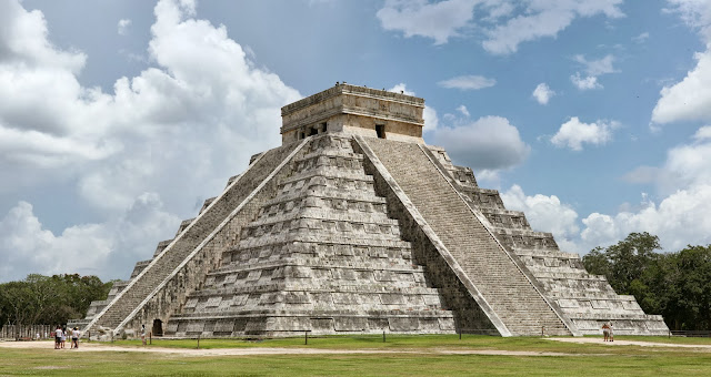 piramide-de-kukulkan-en-chichen-itza-yucatan-mexico-mayas-toltecas