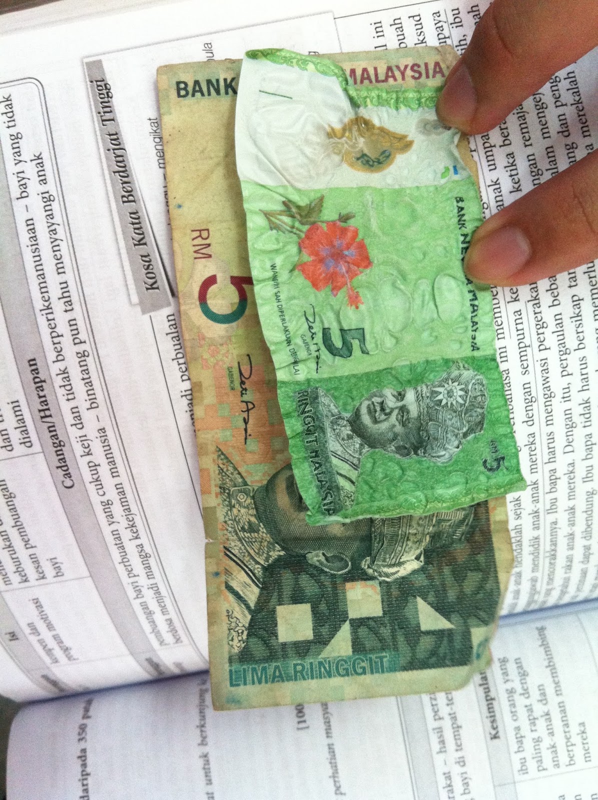 school, my classmate showed us this. His new RM5 ringgit paper shrink ...