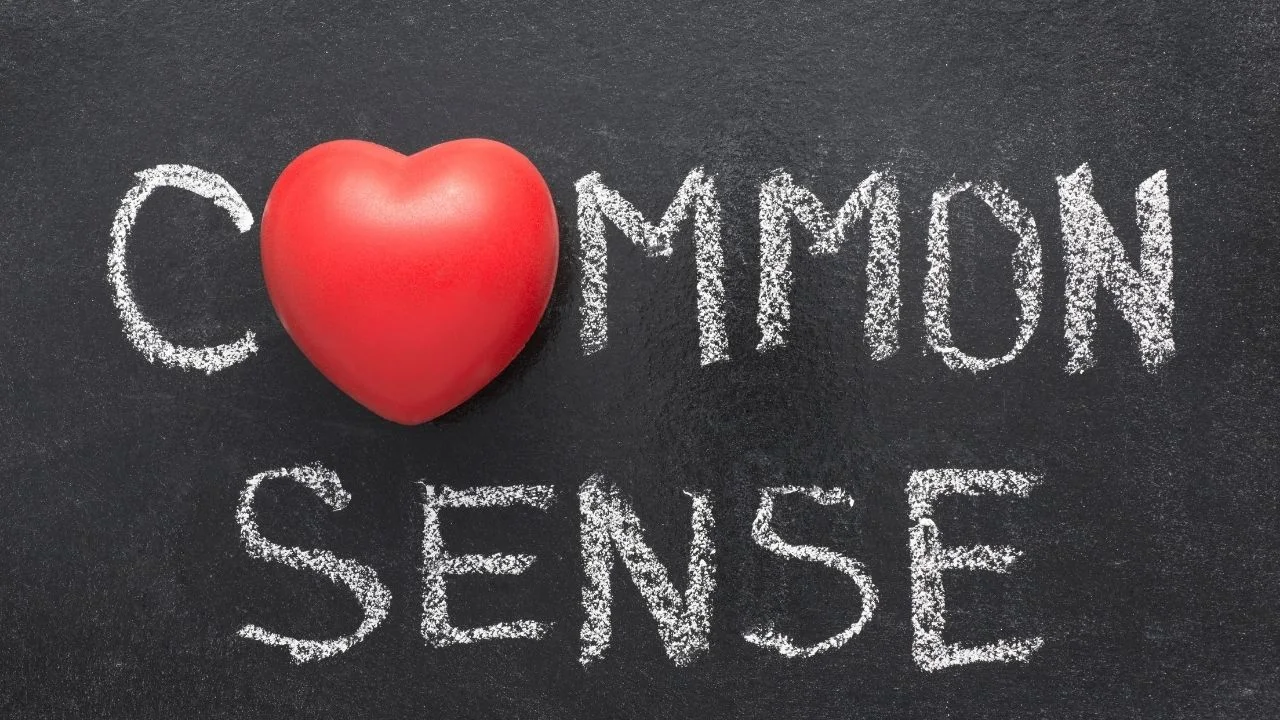 Common sense exclamation handwritten on blackboard with heart symbol instead of O.