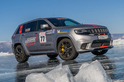 Jeep Grand Cherokee Trackhawk ngebut 280 kmh di atas es