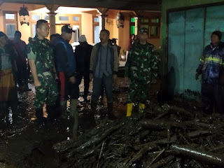  SIGAP DANDIM 0822 BONDOWOSO TINJAU BANJIR DISERTAI LUMPUR DI WILAYAH IJEN