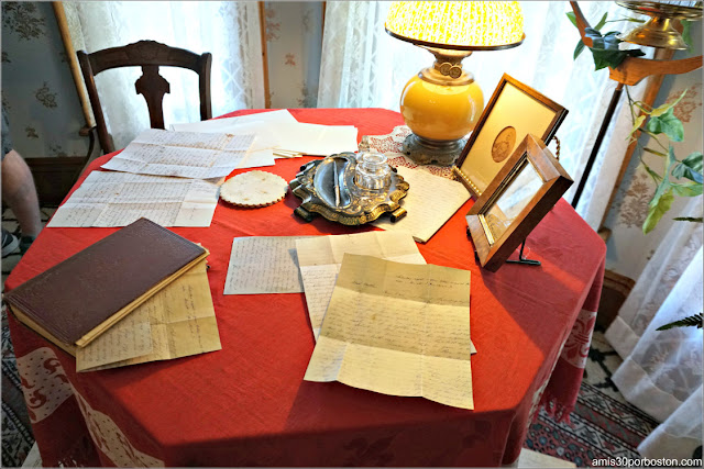 Escritorio del Dormitorio de la Casa Museo de Harriet Beecher Stowe en Hartford, Connecticut