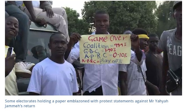 Photo: Some electorates holding a paper emblazoned with protest statements against Mr Yahyah Jammeh’s return