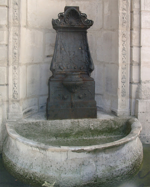 Fontaine du Coq, Avenue du Coq, Paris