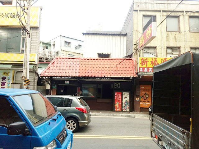 租- GK5215燦坤旁工商鐵皮廠店                    特色說明1. 馬路邊，醒目地標  2. 近快速道路，地點好 3. 開放格局，工業用地  4. 適小型加工，公司行號