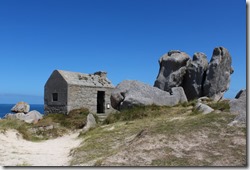 Plus modeste, la cabane des douaniers d'An Amied servait de relais  avec celle de Kerfissien et celle de Tevenn Braz.