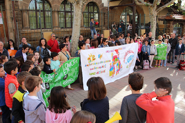 Protesta a las puertas de la ikastola Alkartu